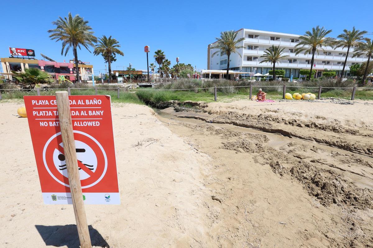 Galería: cerrada una playa de Ibiza tras detectarse un vertido de aguas residuales provocado por la rotura de una tubería