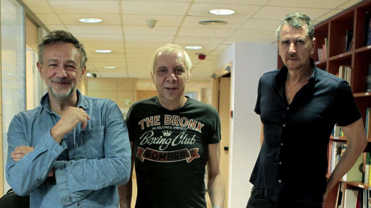 Los integrantes del grupo musical La Unión, el cantante Rafa Sánchez (i), el bajo Luis Bolín (d) y Mario Martínez, guitarra.