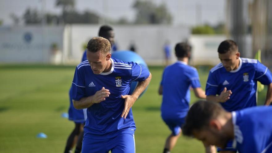 Aketxe, a la izquierda, en un entrenamiento antes de rescindir con el Cartagena.