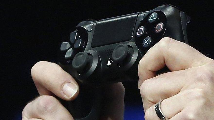 Una persona sostiene el mando de la PS4.