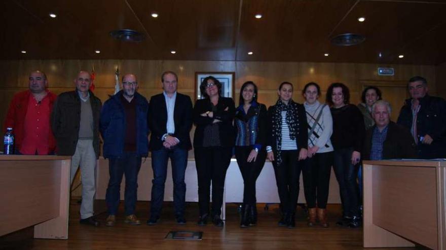 La alcaldesa, Eva García de la Torre, y el concejal Carrera con los representantes de baloncesto, balonmano, los clubes de fútbol de Pontellas, Atios y Budiño, patinaje, U.D.Mosende, tenis, atletismo y colombófilo. // Faro