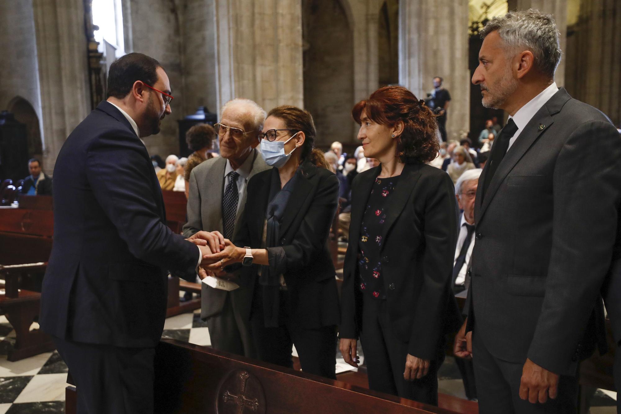 EN IMÁGENES: Asturias despide a Gabino Díaz Merchán en un multitudinario funeral en la Catedral de Oviedo