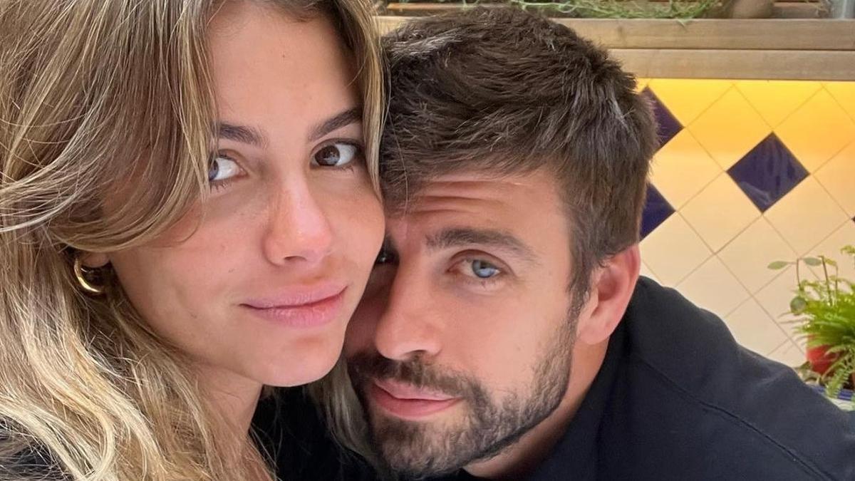 Gerard Piqué y Clara Chía, espontáneos y risueños ante la prensa.