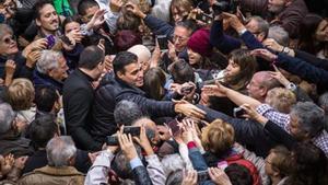 Pedro Sánchez, rodeado de simpatizantes, el pasado noviembre, en el acto de Xirivella.