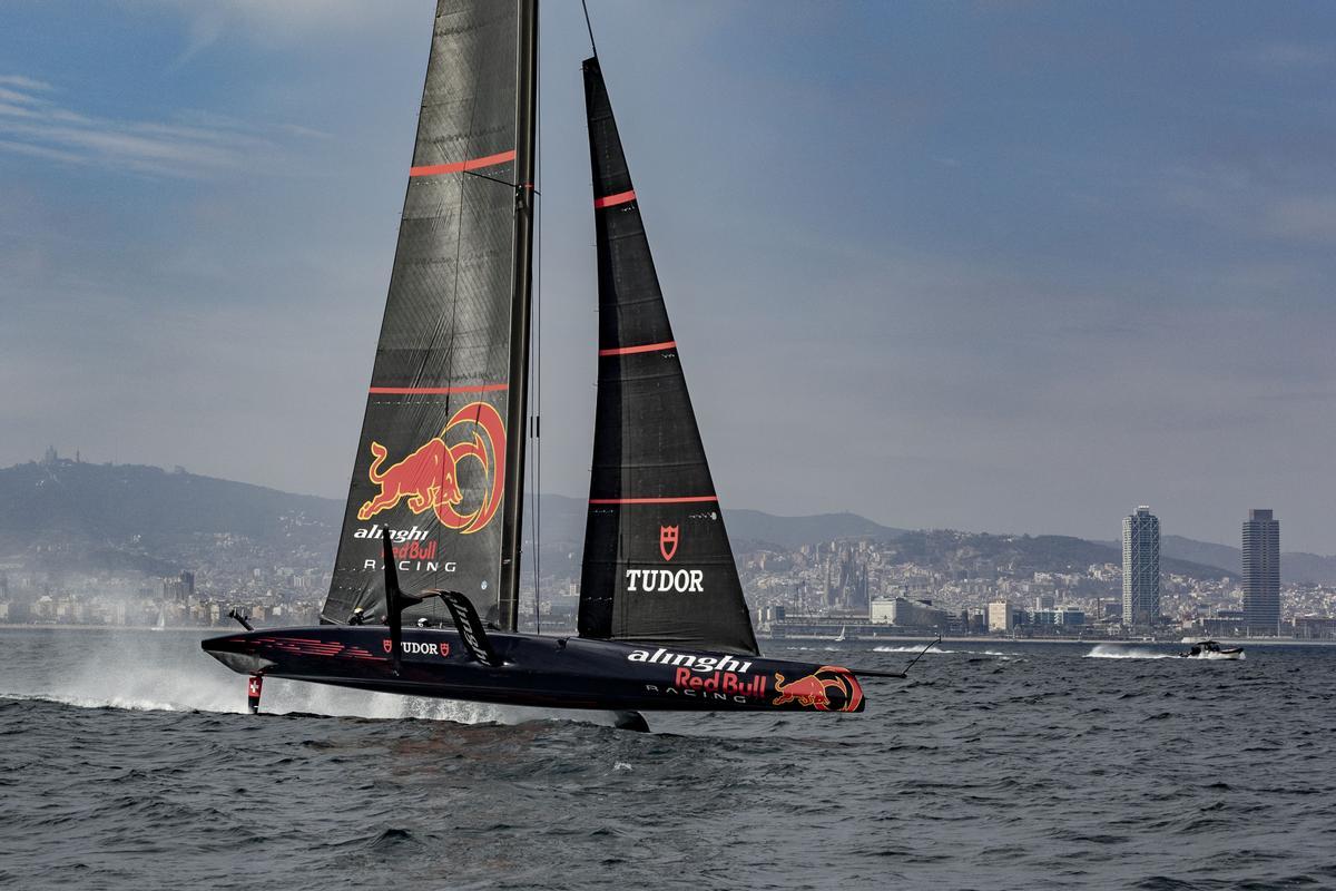 El Alinghi Red Bull Racing de la Copa América entrena en Barcelona