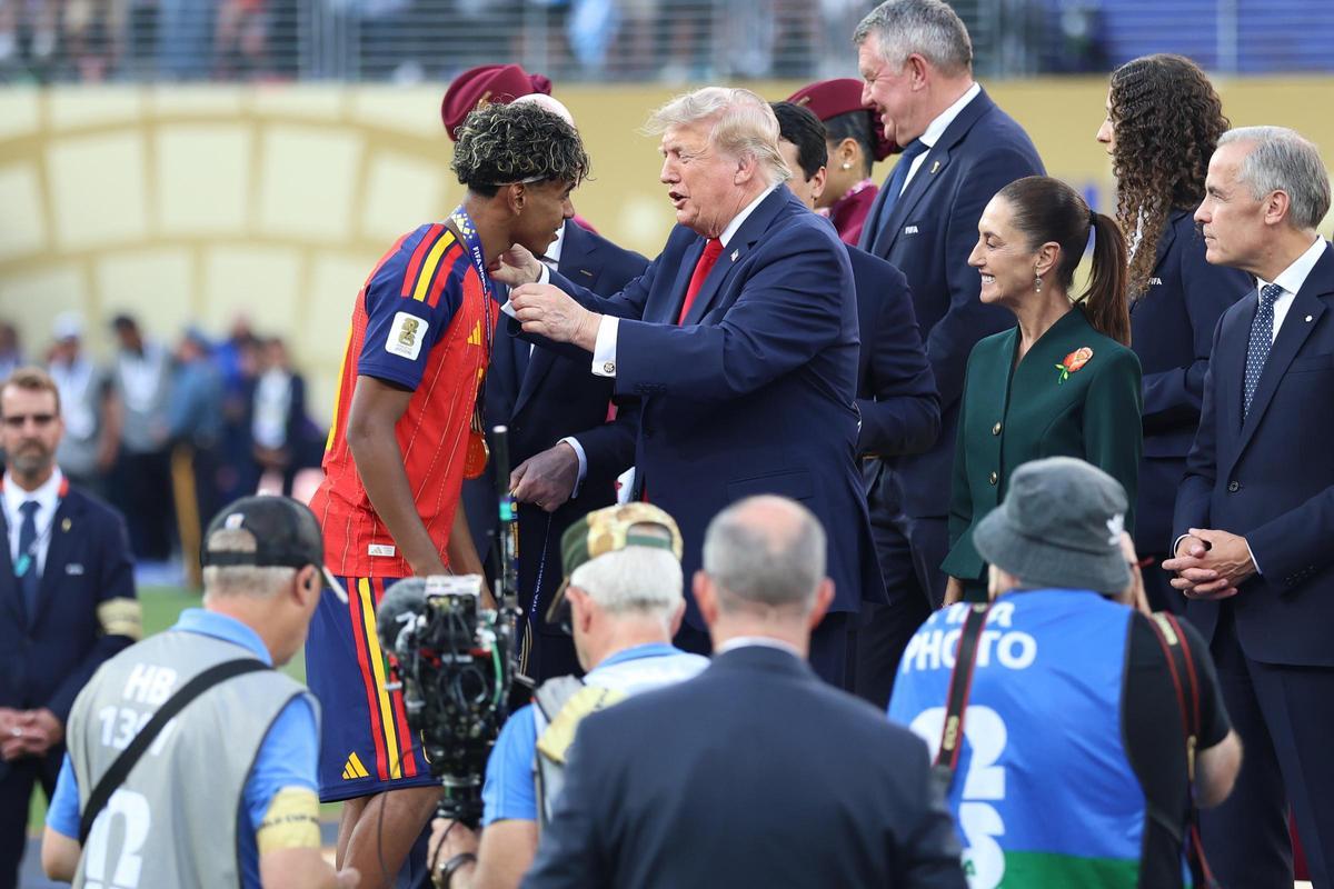 - El presidente de Estados Unidos, Donald Trump (c), entrega la medalla a Lamine Yamal durante la premiación del Mundial de la FIFA 2026 en el estadio MetLife en Nueva Jersey.