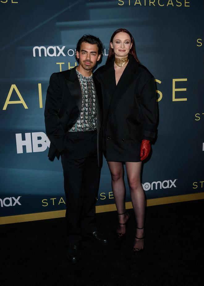 Sophie Turner y Joe Jones en la premiere de 'The Staircase'