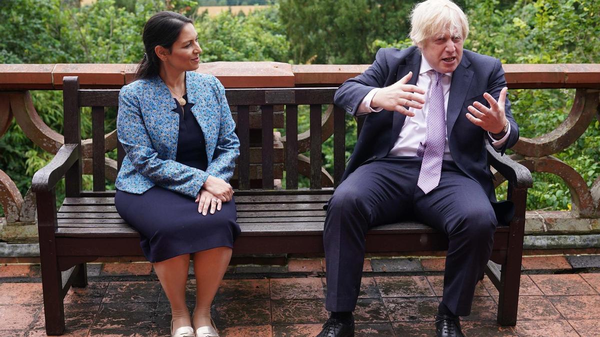 El primer ministro británico, Boris Johnson, y su ministra del Interior, Priti Patel.