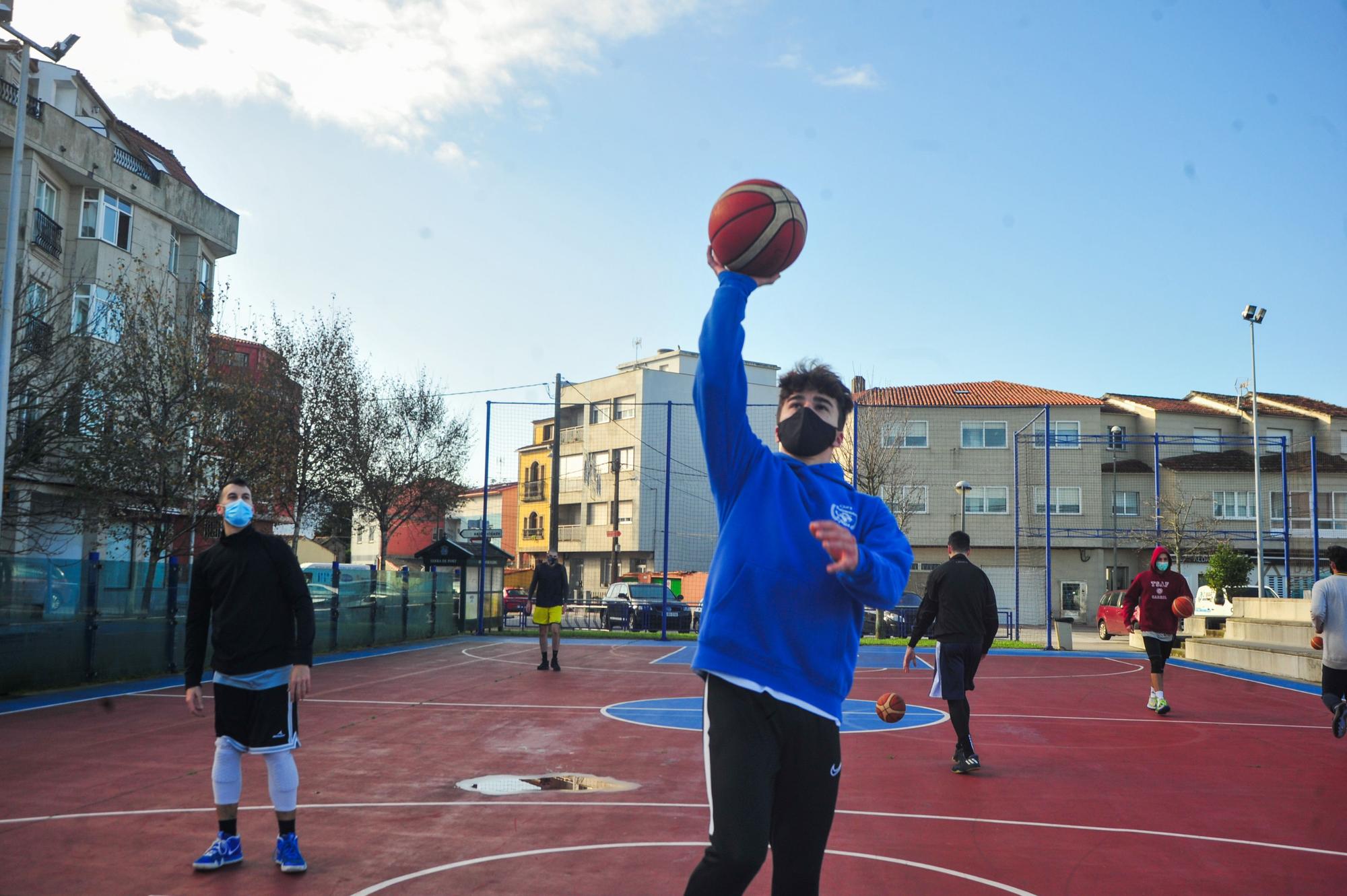 El Club Baloncesto O Meco entrena en la calle ante el cierre de las instalaciones deportivas municipales