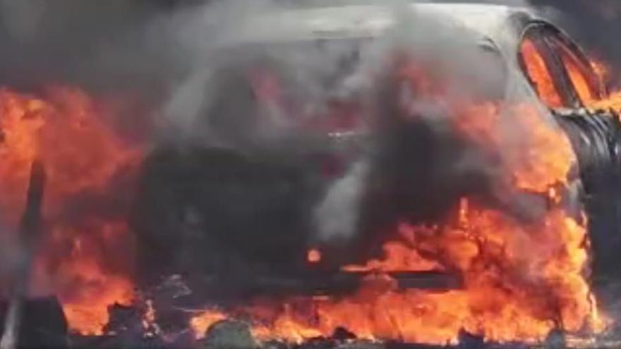 Vídeo | El accidente de un coche de rally provoca un incendio en Ibiza