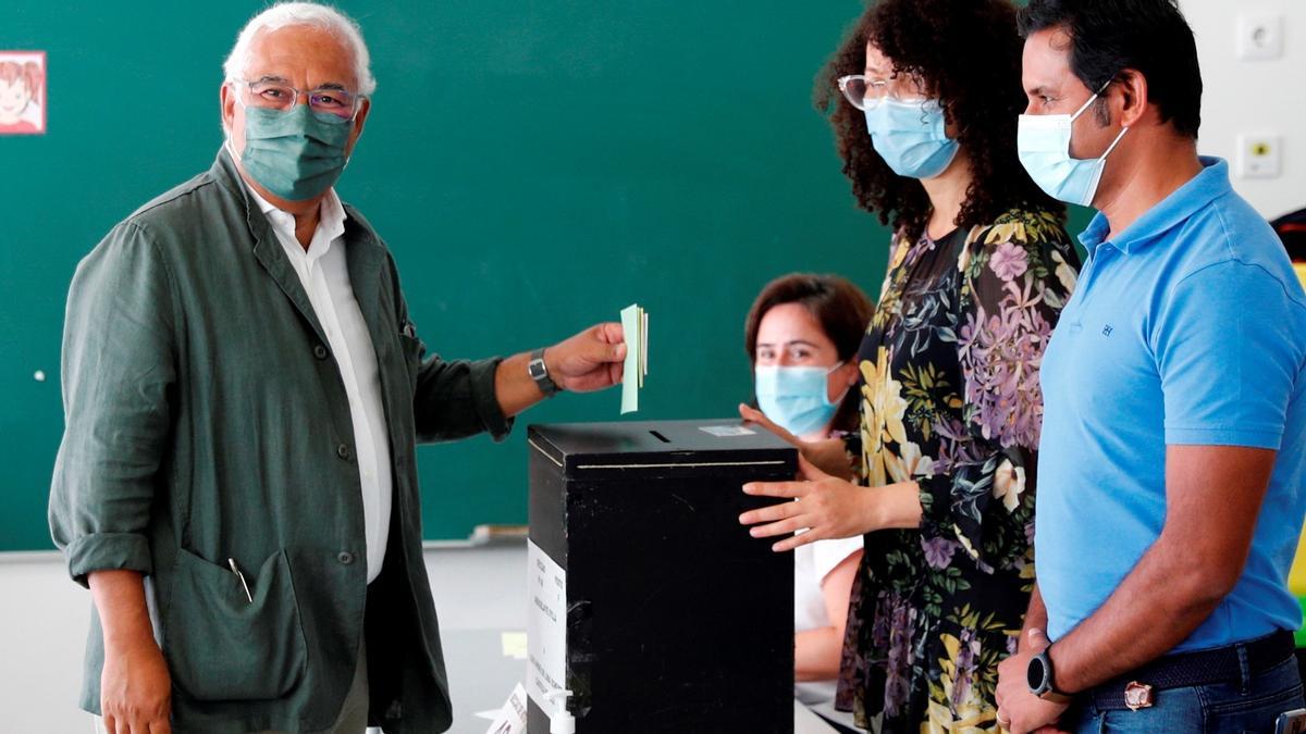 António Costa, primer ministro portugués, deposita su voto en Lisboa en las elecciones municipales