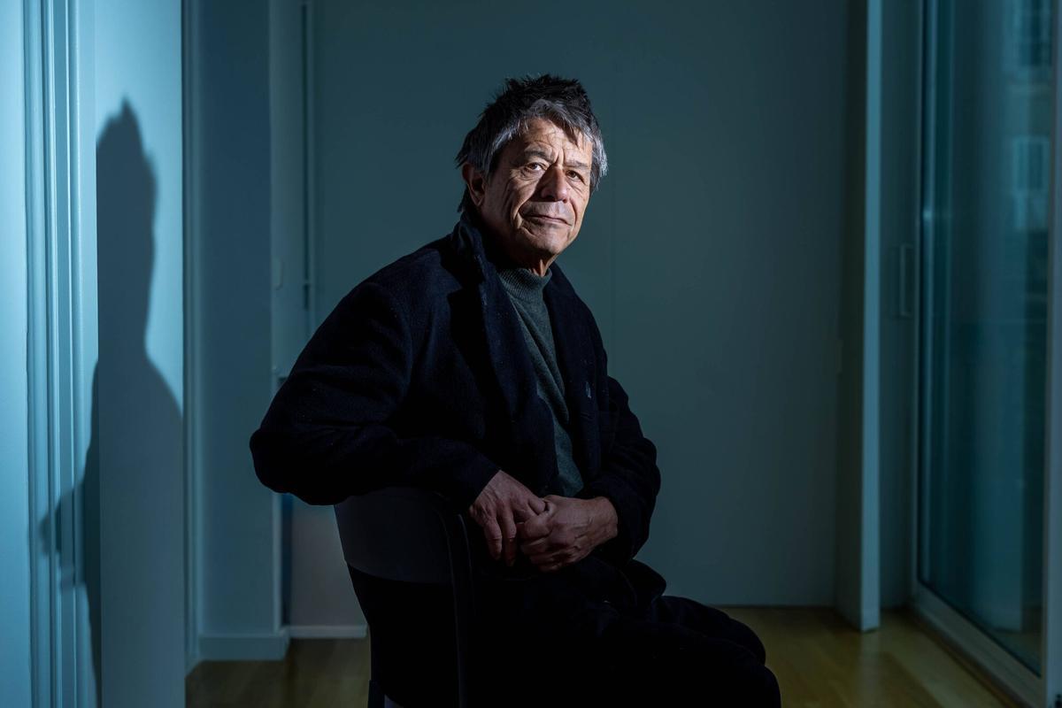 El escritor francés Emmanuel Carrère, fotografiado en la sede de la editorial Anagrama en Barcelona.