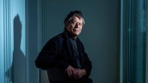 Barcelona 06/03/2026 Cultura El escritor Emmanuel Carrère,fotografiado en Barcelona. AUTOR: JORDI OTIX