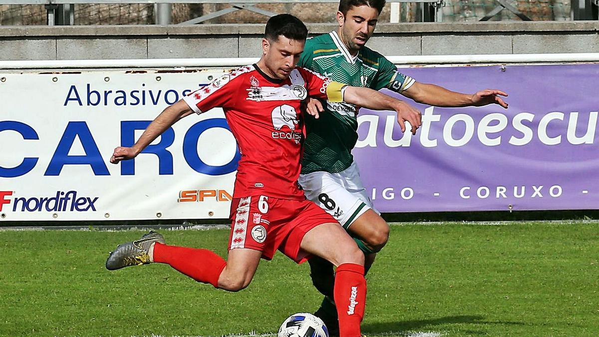 Antón de Vicente, del Coruxo, presiona a Nespral, del Unionistas, en el partido de ayer. |  // MARTA G. BREA