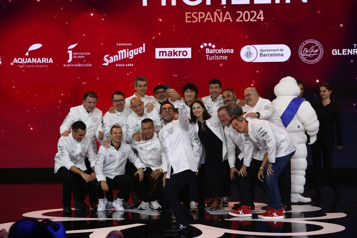 Foto de grupo de los chefs ganadores de la estrella Michelin.