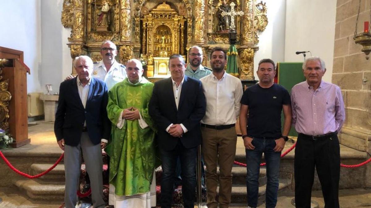 Autoridades con el sacerdote en la iglesia. | Ch. S. 