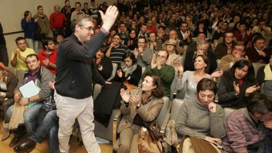 Carlos Aymerich, de pie, en la asamblea del Encontro Irmandiño, en la que se votó el abandono del BNG.  // X.A.