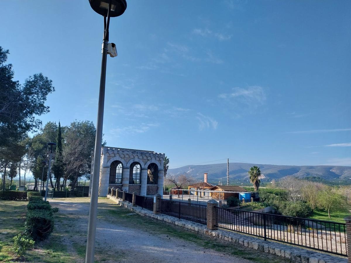 Una de las cámaras de vigilancia ya instaladas en l'Assut.