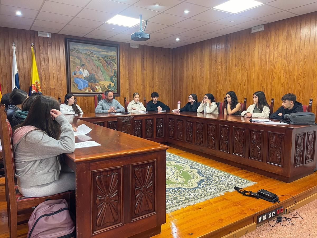 El alcalde Raúl Afonso preside el pleno juvenil en Moya.