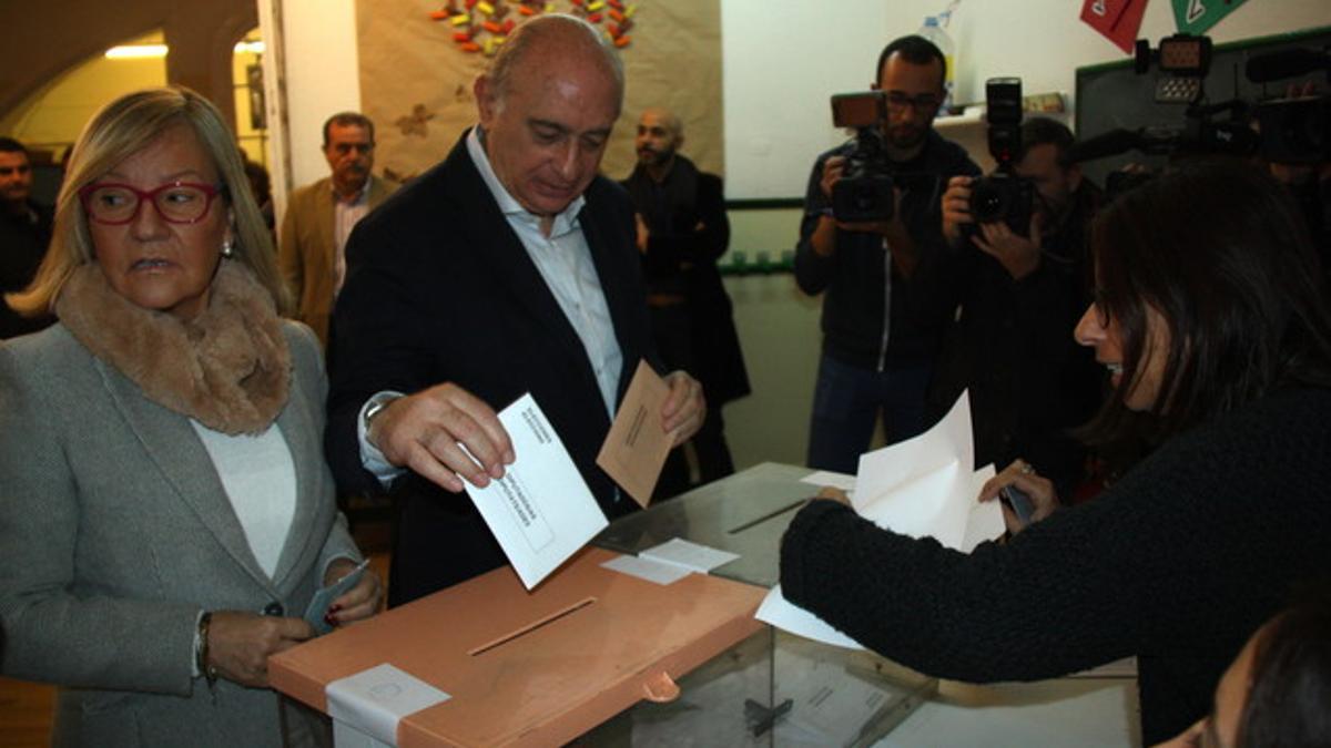 Jorge Fernández Diaz en el momento de votar en Barcelona