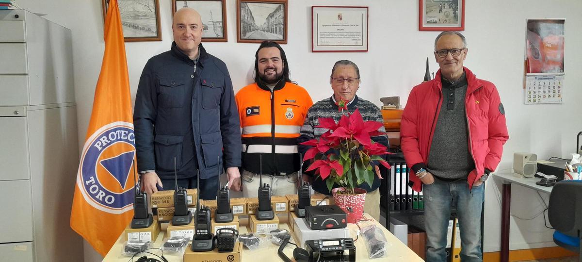 Gómez Valdespina, Revidiego, Domingo y Oliveros presentan el nuevo equipo de comunicación de Protección Civil de Toro.