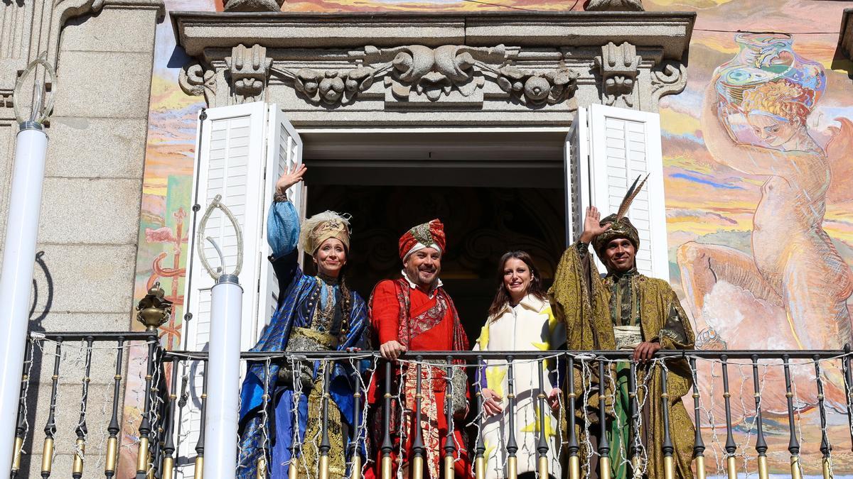 La delegada de Cultura, Turismo y Deporte, Andrea Levy, recibe a los emisarios de los Reyes Magos en la Casa de la Panadería