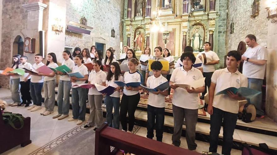 La música medieval y la tradición asturiana cobran vida en la iglesia de Miranda gracias a los alumnos del Luisa de Marillac: "Aquí ponen de manifiesto su trabajo"