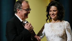 El director de ’Fatima’, Philippe Faucon, recibe el César a la mejor película de manos de Juliette Binoche.