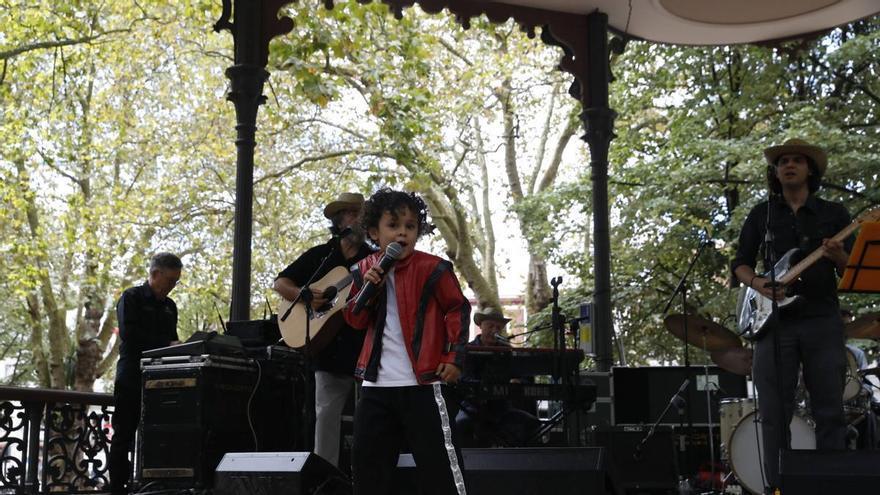 Martín Herrero, el "pequeño Michael Jackson" de 6 años que debutó sobre los escenarios en Avilés el día de San Agustín: "Hasta ahora solo había actuado en casa"