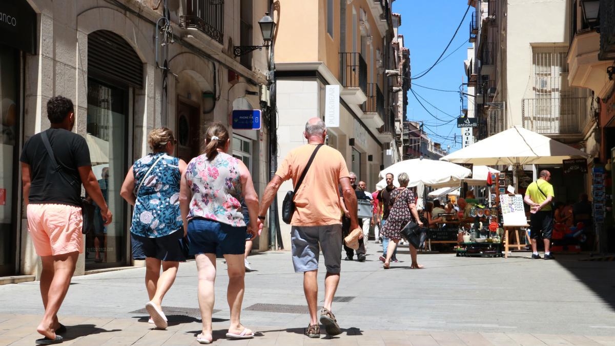 Turistes passejant pels carrers comercials de Figueres