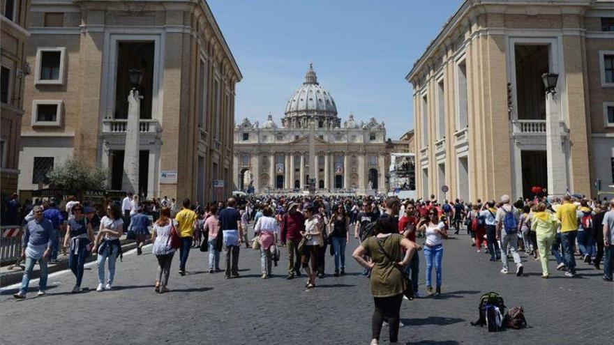 La renuncia de la directora del suplemento femenino del diario del Vaticano provoca indignación en Italia