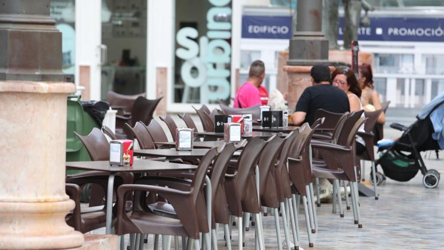 Las terrazas están vacías pese a la afluencia de turistas en verano.