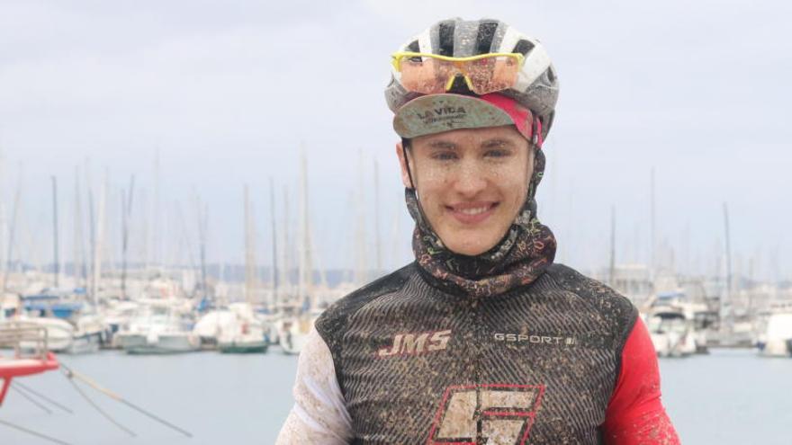 El piloto español posa para Es Diari en el paseo marítimo de Sant Antoni tras completar la ronda ibicenca.