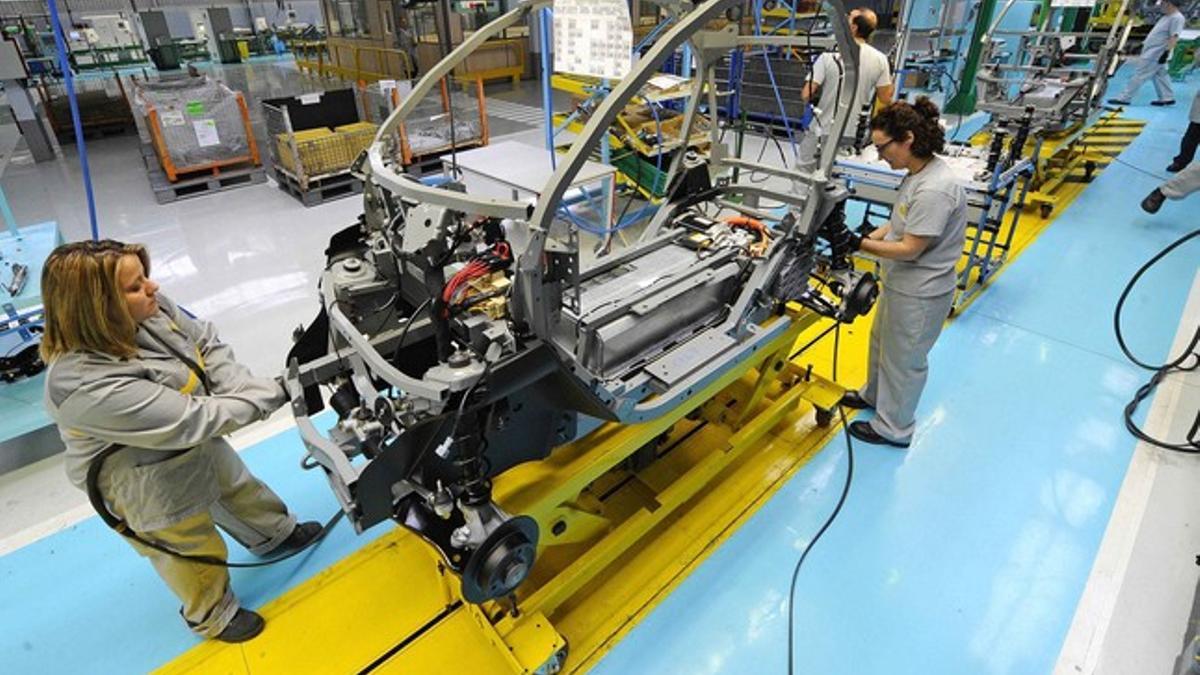 Employees work in the assembly of the new Renault Twizy Zero Emission electric car in Valladolid