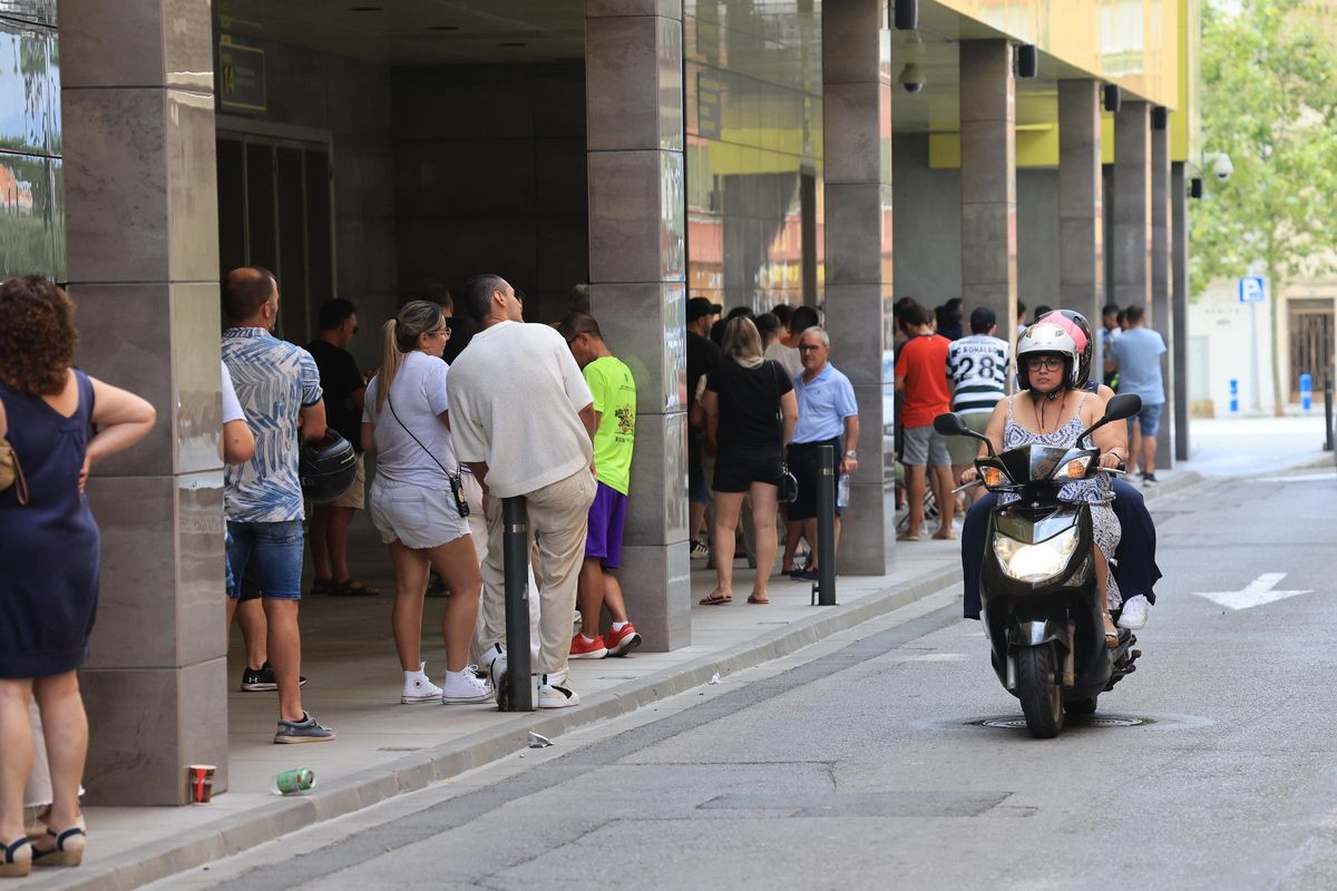 Este lunes, 14 de julio, se han producido colas en el Estadios de la Cerámica para nuevas ubicaciones de los abonados.