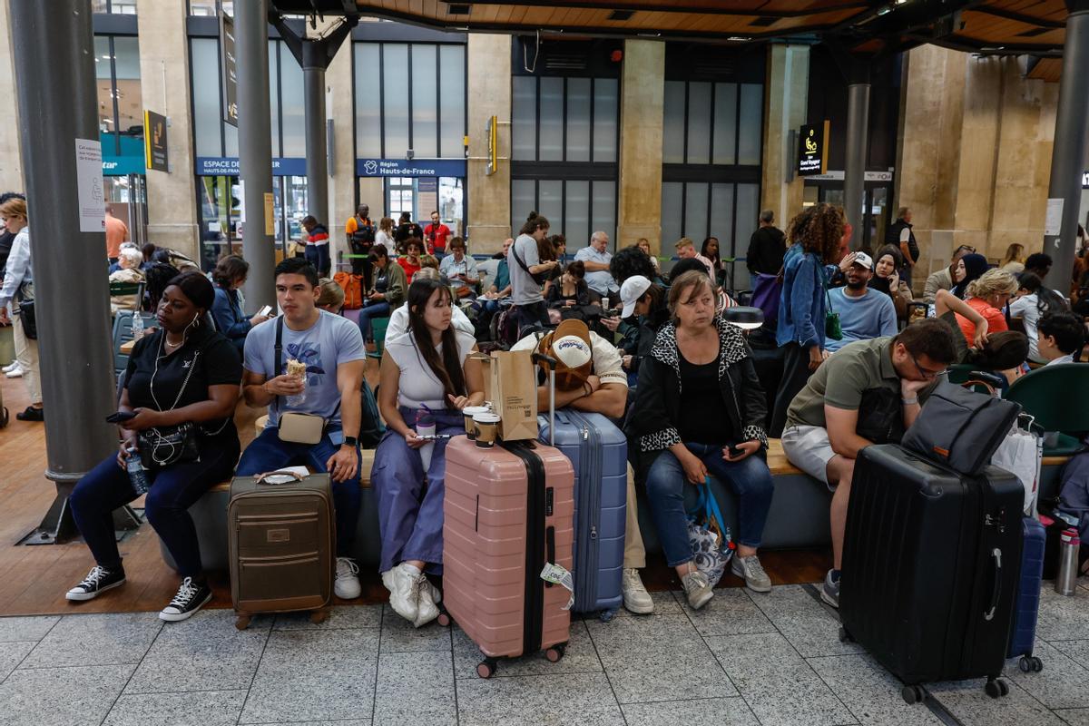 Paris (France), 26/07/2024.- Stranded passengers wait inside Gare du Nord station in Paris, France, 26 July 2024. Frances high speed rail network TGV was severely disrupted on 26 July following a massive attack, according to train operator SNCF, just hours before the opening ceremony of the Paris 2024 Olympic games. French Transport Minister Patrice Vergriete condemned these criminal actions saying that they would seriously disrupt traffic until this weekend. Around 800,000 passengers are expected to be affected over the weekend. (Francia) EFE/EPA/MAST IRHAM