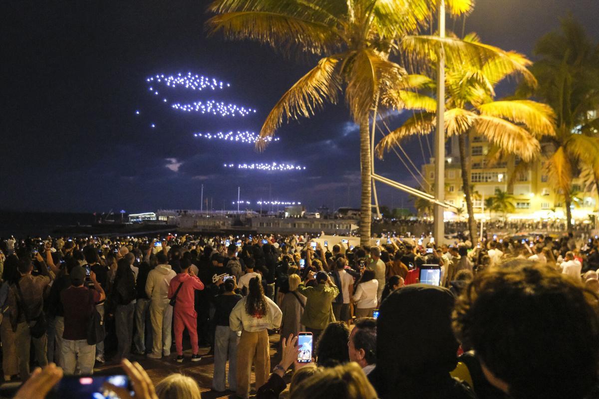 Espectáculo de drones en Las Canteras para anunciar el nuevo disco de Quevedo, 'El Baifo'