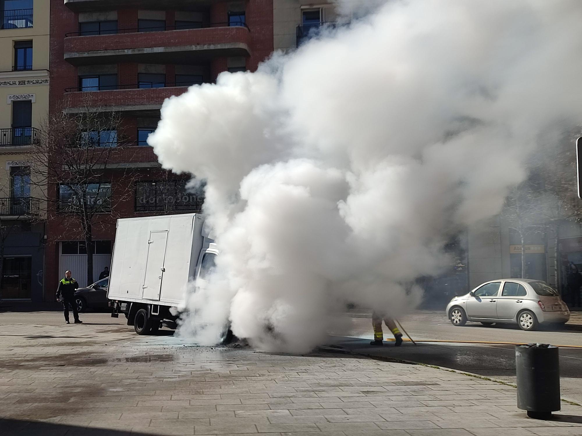 Crema un camió davant del Mercat del Lleó de Girona