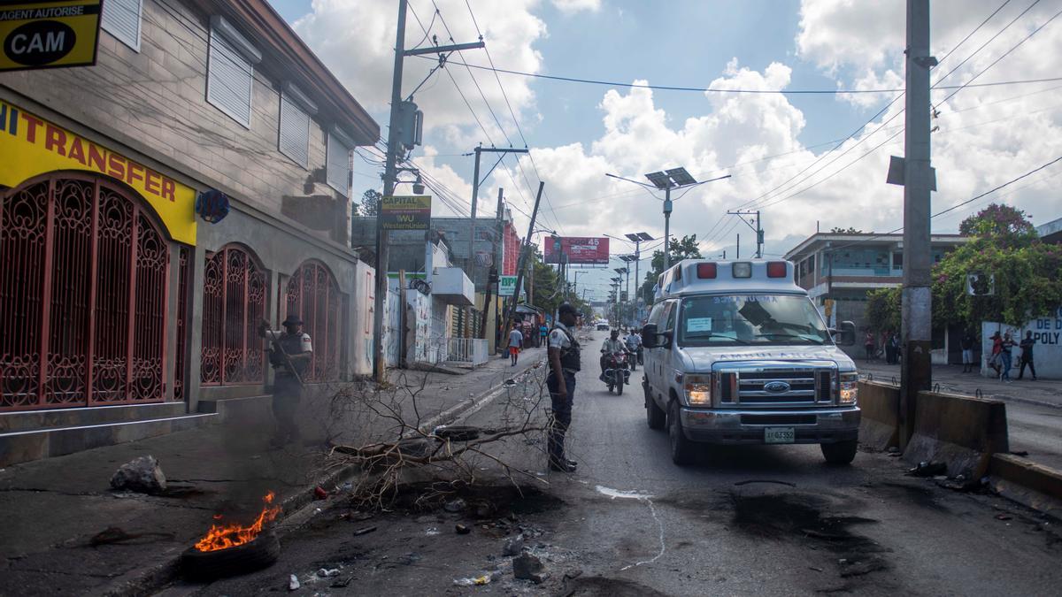 Las autoridades retiran una barricada en Puerto Príncipe, Haití. 02/11/2019