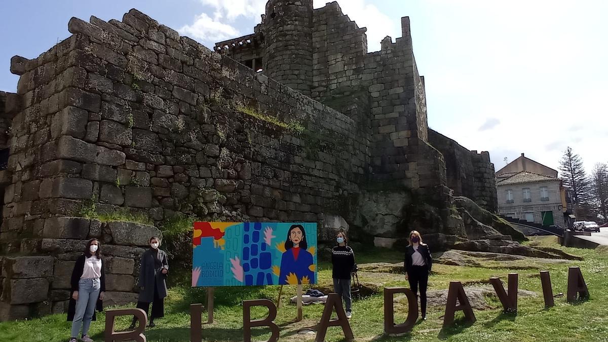 El mural de Ángela Rodicio en los alrededores del Castillo de Ribadavia. //FdV