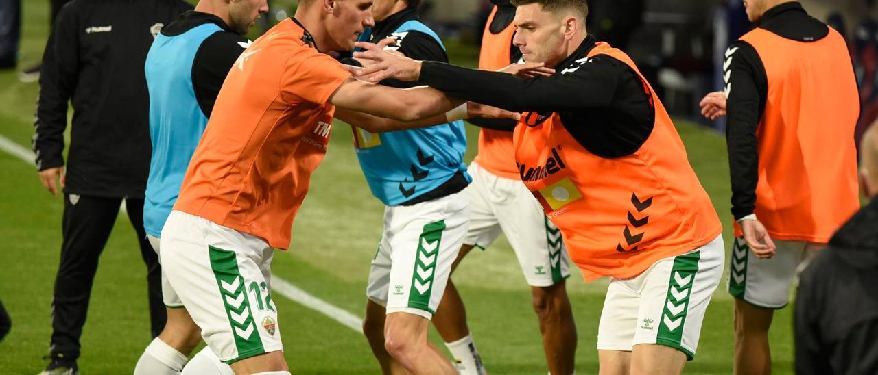 Los jugadores del Elche, durante el calentamiento de un partido