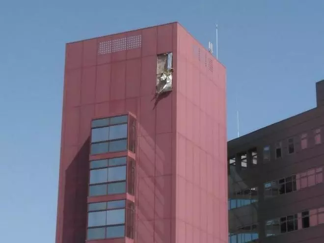 Cae una plancha metálica de la fachada de la Jefatura Superior de Policía de Canarias