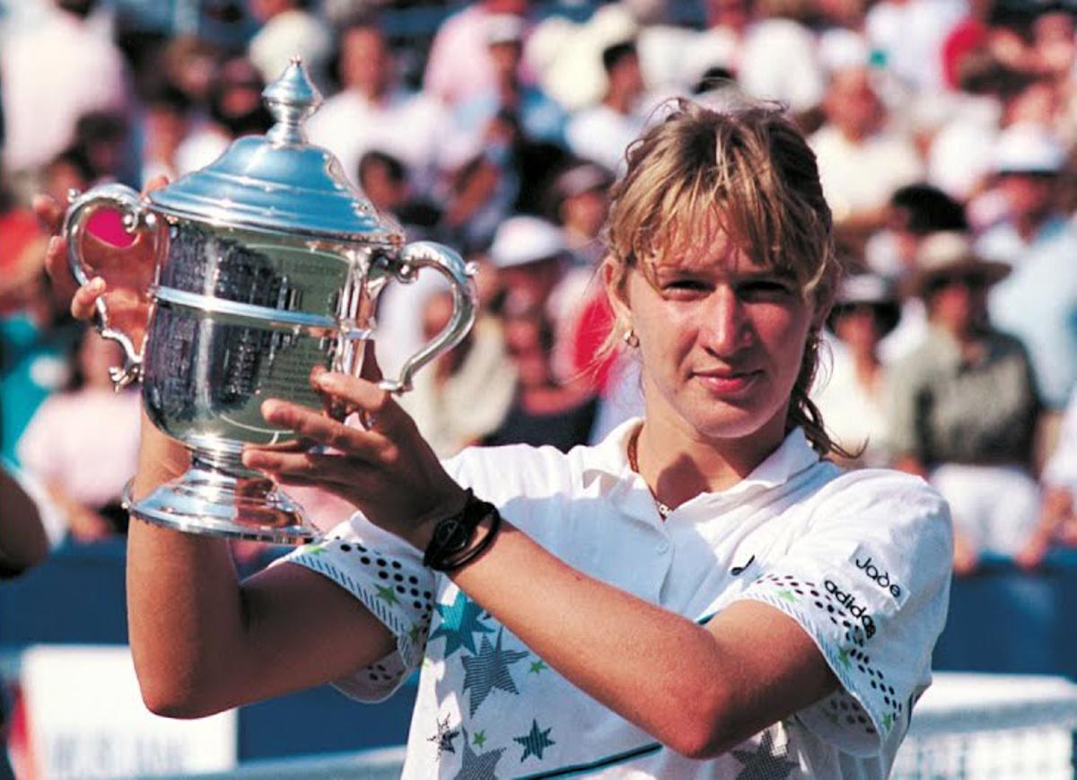 Steffi Graf con el trofeo de  US Open 1988.