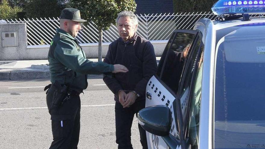 José Alén, llegando bajo custodia de la Guardia Civil a una comparecencia en el juzgado. // Iñaki Osorio