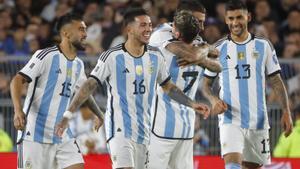 Los jugadores argentinos celebran el gol de Otamendi.