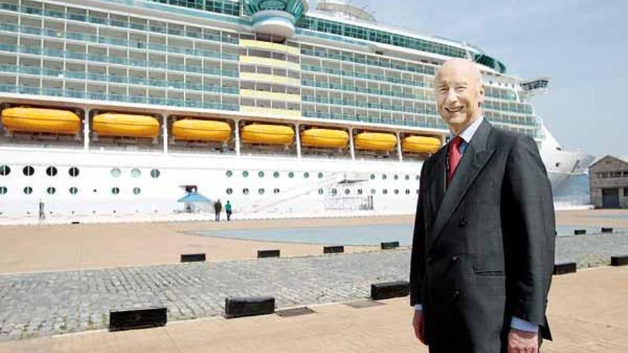 El &quot;Independence of the seas&quot; adorna el congreso internacional  - El presidente de la Asociación Europea, Dirk Moldanhauer (en la foto), puso como ejemplo el gran coloso de la Royal Caribbean, que atracó ayer en Vigo con más de 3.500 cruceristas a bordo, como una de las muestras del potencial de la ciudad. &quot;Sólo hay que ver que un buque como éste hará casi 20 escalas a lo largo de este año para darse cuenta de que este Puerto hizo y está haciendo muy bien su trabajo&quot;, enfatizó.