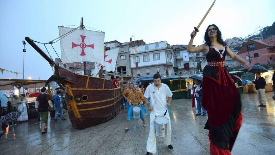 Un momento de la arribada de la nao de Santa María, ayer en Combarro.