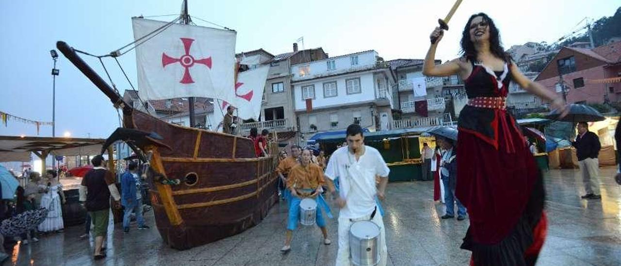 Un momento de la arribada de la nao de Santa María, ayer en Combarro.