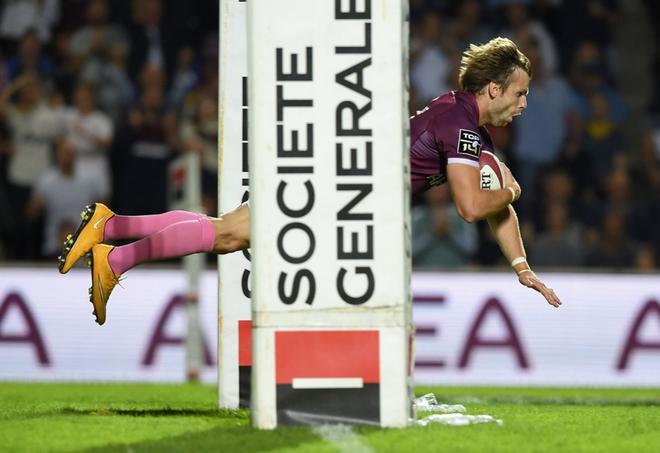 El scrumhalf francés de Bordeaux-Begles, Yann Lesgourgues, se zambulle para marcar un try durante el partido de rugby francés Top 14 union entre Union Bordeaux-Begles y ASM Clermont Auvergne en el estadio Chaban-Delmas en Burdeos.