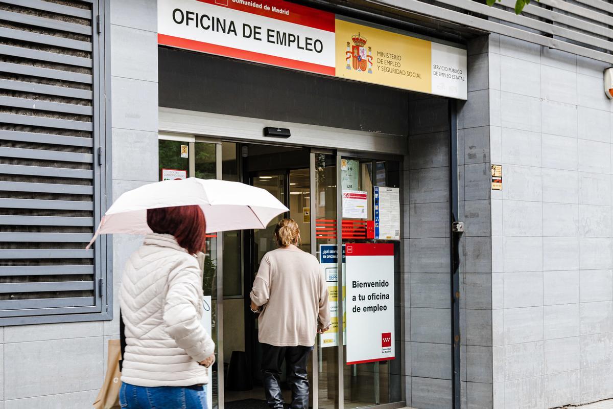 Archivo - Una mujer en una oficina de empleo